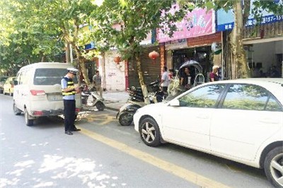 私家車“霸占”公交候車亭,罰! 私家車“霸占”公交候車亭,罰!
